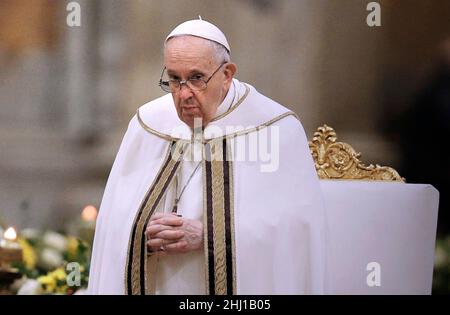 Vatikanstadt, Vatikan . 25th Januar 2022. Papst Franziskus hat den Vorsitz bei einem abendlichen Gottesdienst in der Basilika St. Paul vor den Mauern in Rom am 25. Januar 2022. Kredit: dpa/Alamy Live Nachrichten Stockfoto