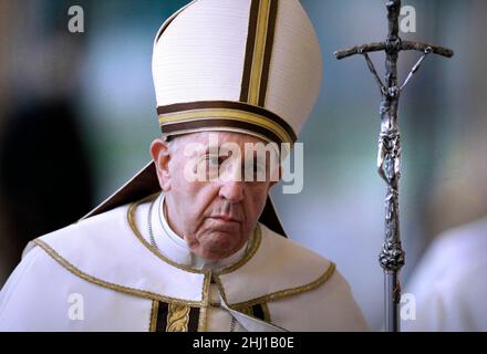 Vatikanstadt, Vatikan . 25th Januar 2022. Papst Franziskus hat den Vorsitz bei einem abendlichen Gottesdienst in der Basilika St. Paul vor den Mauern in Rom am 25. Januar 2022. Kredit: dpa/Alamy Live Nachrichten Stockfoto