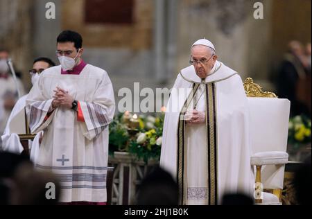 Vatikanstadt, Vatikan . 25th Januar 2022. Papst Franziskus hat den Vorsitz bei einem abendlichen Gottesdienst in der Basilika St. Paul vor den Mauern in Rom am 25. Januar 2022. Kredit: dpa/Alamy Live Nachrichten Stockfoto