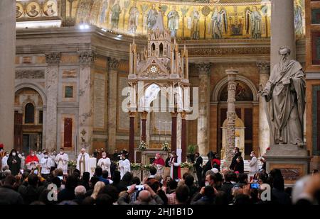 Vatikanstadt, Vatikan . 25th Januar 2022. Papst Franziskus hat den Vorsitz bei einem abendlichen Gottesdienst in der Basilika St. Paul vor den Mauern in Rom am 25. Januar 2022. Kredit: dpa/Alamy Live Nachrichten Stockfoto