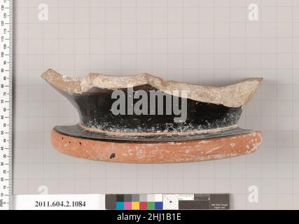 Terrakotta-Fragment eines Pelikes (Glas) Ende 6th/Anfang 5th Jahrhundert v. Chr. Griechisch, attischen Teil des Bodens des Körpers und Teil des Fußes eines Pelikes; die Oberseite des Fußes ist glasiert; der äußere Rand und die ruhende Oberfläche des Fußes sind unglasiert. Terrakotta-Fragment eines Pelikes (Glas). Griechisch, Dachboden. Ende 6th/Anfang 5th Jahrhundert v. Chr.. Terrakotta; rote Figur. Archaisch. Vasen Stockfoto