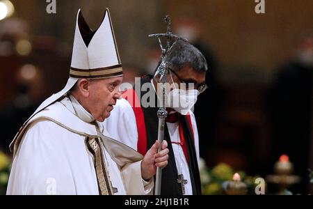 Vatikanstadt, Vatikan . 25th Januar 2022. Papst Franziskus hat den Vorsitz bei einem abendlichen Gottesdienst in der Basilika St. Paul vor den Mauern in Rom am 25. Januar 2022. Kredit: dpa/Alamy Live Nachrichten Stockfoto