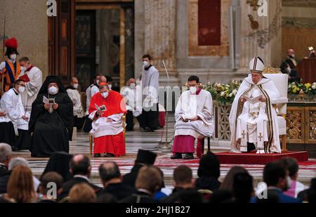 Vatikanstadt, Vatikan . 25th Januar 2022. Papst Franziskus hat den Vorsitz bei einem abendlichen Gottesdienst in der Basilika St. Paul vor den Mauern in Rom am 25. Januar 2022. Kredit: dpa/Alamy Live Nachrichten Stockfoto