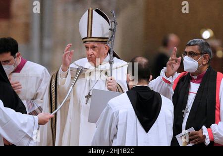 Vatikanstadt, Vatikan . 25th Januar 2022. Papst Franziskus hat den Vorsitz bei einem abendlichen Gottesdienst in der Basilika St. Paul vor den Mauern in Rom am 25. Januar 2022. Kredit: dpa/Alamy Live Nachrichten Stockfoto