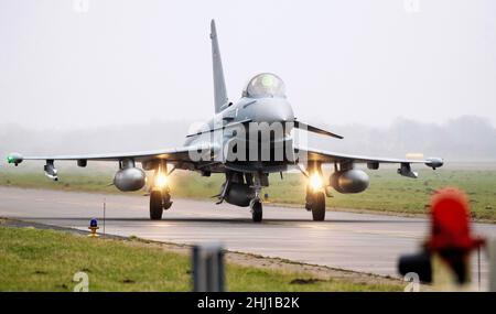 Wittmund, Deutschland. 26th Januar 2022. Ein Eurofighter Typhoon-Kämpfer der Luftwaffe fährt auf dem Luftwaffenstützpunkt Wittmundhafen über den Asphalt. Aufgrund einer umfassenden Sanierung des Flugstützpunktes in Wittmund, Ostfriesland, verlegt die Bundeswehr vorübergehend 19 Eurofighter von dort auf den Stützpunkt Laage südlich von Rostock in Mecklenburg-Vorpommern. Quelle: Hauke-Christian Dittrich/dpa/Alamy Live News Stockfoto