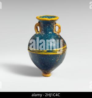 Glas Amphoriskos (Parfümflasche) 5th. Jahrhundert v. Chr. Griechisch, östliches Mittelmeer Durchscheinend tieftürkis-blau, mit deckend gelben Griffen, Bodenknopf und Trails.kurze, ausgespielte Randscheibe, formender trichterschnörkelte Öffnung; Zylindrischer Hals; piriformer Körper; aufgebrachte, feste Knopfbasis, leicht konkav auf der Unterseite; zwei kleine ohrförmige Ringgriffe auf der Oberseite des Körpers und des Halses angebracht.Dicke, unmarverierte Spur auf der äußeren Kante des Randes angebracht; zwei Trails horizontal um die Mitte des Körpers gewickelt, bilden drei unebene Linien.intakt; einige Nadelstich-Blasen; Abstumpfungen und Flecken schillernder bräunlicher Verwitterung.während der t Stockfoto