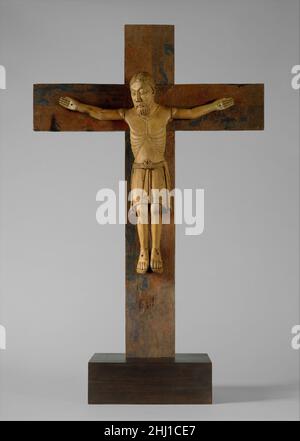 Kruzifix ca. 1125–50 Österreicher mit weit geöffneten Augen erscheint Jesus lebendig an diesem Kreuz, ein Symbol des Glaubens, den Tod besiegt zu haben. Zu groß, um ein Prozessionskreuz zu sein, könnte dieses Kruzifix auf einem Balken oder Schirm einer kleinen Kirche montiert worden sein. Kruzifix. Österreichisch. Ca. 1125–50. Kiefernholz und Birke mit Farbspuren (Korpus); Fichte mit Farbspuren (Kreuz). Hergestellt in der Nähe von Salzburg, Österreich. Skulptur-Holz Stockfoto