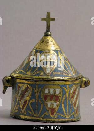 PYX Ca. 1250–1300 Französisch die Wappen auf diesem Pyx sind fiktiv – sie werden einfach als dekoratives Element verwendet. Sie mögen eine merkwürdige Wahl für ein Objekt sein, das das Brot während der Messe als Leib Christi geweiht halten soll, aber die Grenzen zwischen dem religiösen und weltlichen Bereich des Mittelalters waren oft verschwommen. Pyx 467492 Stockfoto