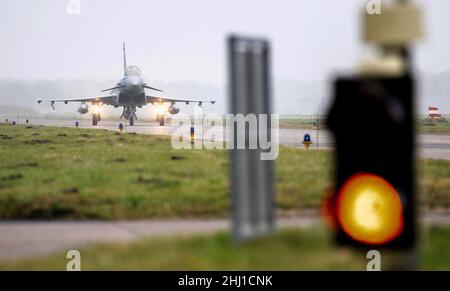 Wittmund, Deutschland. 26th Januar 2022. Ein Eurofighter Typhoon-Kämpfer der Luftwaffe fährt auf dem Luftwaffenstützpunkt Wittmundhafen über den Asphalt. Aufgrund einer umfassenden Sanierung des Flugstützpunktes in Wittmund, Ostfriesland, verlegt die Bundeswehr vorübergehend 19 Eurofighter von dort auf den Stützpunkt Laage südlich von Rostock in Mecklenburg-Vorpommern. Quelle: Hauke-Christian Dittrich/dpa/Alamy Live News Stockfoto