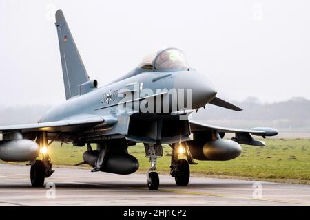 Wittmund, Deutschland. 26th Januar 2022. Ein Eurofighter Typhoon-Kampfflugzeug der deutschen Luftwaffe fährt auf dem Luftwaffenstützpunkt Wittmundhafen über den Asphalt. Aufgrund einer umfassenden Sanierung des Flugstützpunktes in Wittmund, Ostfriesland, verlegt die Bundeswehr vorübergehend 19 Eurofighter von dort auf den Laage-Stützpunkt südlich von Rostock. Quelle: Hauke-Christian Dittrich/dpa/Alamy Live News Stockfoto