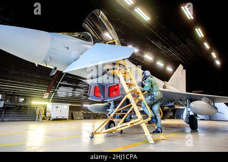 Wittmund, Deutschland. 26th Januar 2022. Colonel Walfried Ramspott, Commodore der Luftwaffenschwadron 71 'Richthofen', steigt auf dem Luftwaffenstützpunkt Wittmundhafen in ein Eurofighter Typhoon-Kampfflugzeug der Luftwaffe ein. Aufgrund einer umfassenden Sanierung des Flugstützpunktes in Wittmund, Ostfriesland, verlegt die Bundeswehr vorübergehend 19 Eurofighter von dort auf den Laage-Stützpunkt südlich von Rostock. Quelle: Hauke-Christian Dittrich/dpa/Alamy Live News Stockfoto