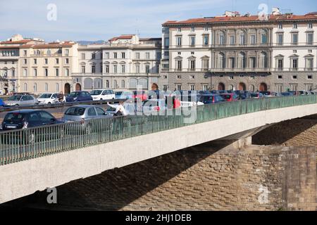 Nasen-zu-Schwanz-Verkehr, mit Fußgängern und einem Radfahrer, auf der Ponte Amerigo Vespucci über dem Arno im Zentrum von Florenz, Toskana, Italien. Stockfoto