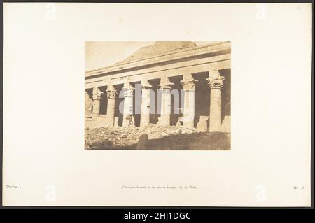 Colonnade latérale de la cour du Temple d'Isis, à Philae April 1850 Maxime Du Camp die Mission des französischen Maxime Du Camps in Ägypten und im Nahen Osten im Jahr 1849-51, eine fotografische Übersicht über Denkmäler und Stätten zu erstellen, ist in seinen Schriften und in den Schriften seiner Mitreisenden gut dokumentiert. Gustave Flaubert. Nach einem ersten Aufenthalt in Kairo mieteten die beiden Freunde ein Boot, um sie bis zum zweiten Katarakt auf den Nil zu bringen, danach stiegen sie auf eigene Faust den Fluss hinab und erkundeten die archäologischen Stätten entlang seiner Ufer. Im Juli 1850 verließen sie Ägypten nach Palästina, in die Türkei und nach Griechenland, bevor sie sich in I trennten Stockfoto