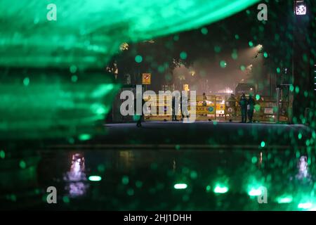 Neu Delhi, Neu Delhi, Indien. 26th Januar 2022. Mitarbeiter der indischen Sicherheitskräfte stehen bei Vijay chowk während der Proben für die Verprügelungszeremonie auf Wache. (Bild: © Karma Sonam Bhutia/ZUMA Press Wire) Stockfoto