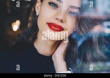 Attraktive junge weibliche Modell Blick auf die Kamera Stockfoto
