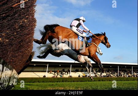 Dorking Bursche, der von Jockey Jamie Moore auf dem Weg zum Sieg der Watch Race Replays bei racingtv.com Handicap Chase auf der Wincanton Rennbahn gefahren wird. Bilddatum: Mittwoch, 26. Januar 2022. Stockfoto