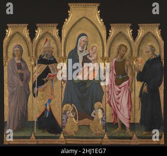 Madonna mit Kind und Heiligen 1454 Giovanni di Paolo (Giovanni di Paolo di Grazia) Italienisch Dieses mehrteilige Altarbild (Polyptychon) wurde gemalt, um eine Kapelle in einer Kirche des Augustiner-Ordens, möglicherweise in Cortona, zu schmücken. Der heilige Nikolaus von Tolentino wurde 1446 heilig gesprochen und trägt die Augustiner-Gewohnheit. Das Altarbild wäre mit fünf Zinnen, die die Evangelisten und Christus zeigen, einer Basis (Predella), die die Geschichte des heiligen Johannes des Täufers zeigt, und Pilastern mit kleinen Heiligenfiguren vervollständigt worden. Der archaizing Stil, mit hoch stilisierten Figuren auf einem goldenen Hintergrund, ist in Stockfoto