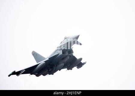 Wittmund, Deutschland. 26th Januar 2022. Ein Eurofighter Typhoon-Kämpfer der Luftwaffe hebt mit eingeschaltetem Nachbrenner vom Luftwaffenstützpunkt Wittmundhafen ab. Aufgrund einer umfassenden Sanierung des Flugstützpunktes in Wittmund, Ostfriesland, verlegt die Bundeswehr vorübergehend 19 Eurofighter von dort auf den Laage-Stützpunkt südlich von Rostock. Quelle: Hauke-Christian Dittrich/dpa/Alamy Live News Stockfoto