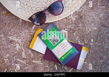 Smartphone mit gültigem digitalen Impfpass QR-Code für COVID-19 Stockfoto