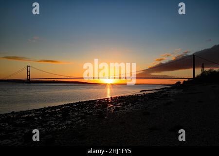 Sonnenuntergang Über Der Humber Bridge, East Riding Of Yorkshire. Stockfoto