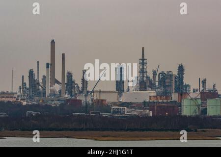 fawley-Ölraffinerie an der Küste des solent in southampton Docks, uk, petrochemische Anlage, Ölverarbeitungsanlage. Stockfoto