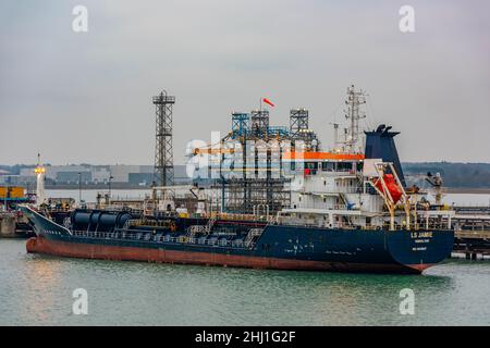 LPG-Gas-Tanker neben dem Marinepol in der esso exxon mobil-Ölraffinerie und petrochemischen Anlage in southampton dockt großbritannien an Stockfoto