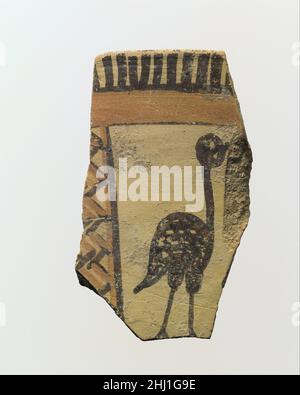 Sherd Ca. 5600–5000 v. Chr. Halaf Halaf Keramik wurde von Hand hergestellt und mit sehr fein ausgeführten Designs in ein oder zwei Farben dekoriert. Die Oberfläche der feinsten Keramik wurde dann stark brüniert und ein Glanzeffekt wurde durch die Verwendung von Flussmitteln erreicht, die dazu dienen, den Schmelzpunkt der Pigmente zu senken, in einigen Fällen versehentlich echte Glasuren zu erreichen. Dieses Fragment eines dünnwandigen Gefäßes hat das Äußere mit einer hellen und dunkelbraunen Dekoration bemalt, die aus einem stilisierten Vogel im Profil mit gewölbtem Rücken, einem langen Hals und einem großen runden Kopf besteht. Ein vertikales Zickzackmuster links und ein dunkles Stockfoto
