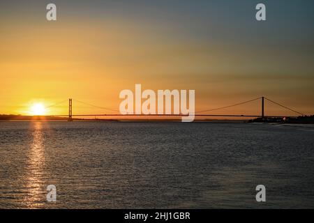 Sonnenuntergang Über Der Humber Bridge, East Riding Of Yorkshire. Stockfoto