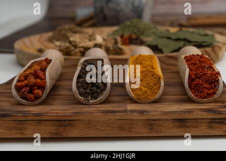 Verschiedene Arten von Gewürzen in einem Holzlöffel Stockfoto