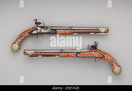 Ein Paar von Flintlock Pistolen Ende des 18th. Bis Anfang des 19th. Jahrhunderts wurden ähnliche algerische Pistolen in das Waffengeschenk aufgenommen, das der Dey von Algier 1811 und 1819 dem Prinzregenten (dem zukünftigen George IV. Von Großbritannien) überreichte, Beweis für die hohe Wertschätzung, in der diese mit Korallen verzierten Schusswaffen gehalten wurden. Paar Flintlock-Pistolen. Algerisch. Ende 18th–Anfang 19th Jahrhundert. Stahl, Holz, Koralle, Silber, Gold. Schusswaffen-Pistols-Flintlock Stockfoto