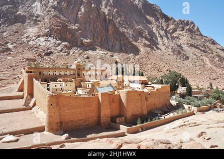 Wunderschöne Berglandschaft im Oasis Desert Valley. Katharinenkloster auf der Sinai-Halbinsel, Ägypten Stockfoto