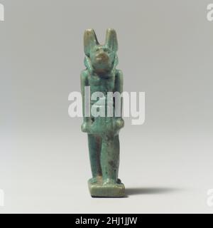 Anubis Amulet 664–30 v. Chr. späte Periode–ptolemäische Periode Grabamulette wurden oft in Form von Göttern hergestellt, die Rollen beim Schutz der Mumie hatten. Anubis, der schakalköpfige gott, überwachte den Einbalsamierungsprozess. Er trug auch den Beinamen „herr des heiligen Bodens“, was soviel bedeutet wie Beschützer der Nekropole. Anubis hatte eine bedeutende Rolle im Urteil der Toten, als er das Wiegen des Herzens für Oiris überwachte.. Anubis Amulet. 664–30 V. CHR. Fayence. Späte Periode – Ptolemäische Periode. Aus Ägypten Stockfoto