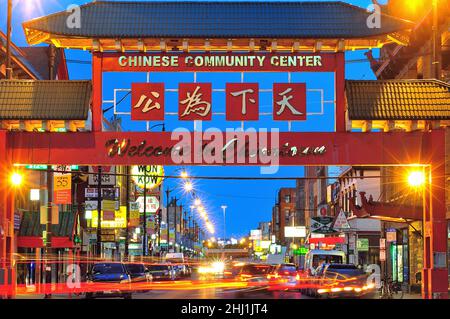 Chicago, Illinois, USA. .Nachtleben in und um Chicagos Chinatown. Die Gegend ist voller Restaurants, die Touristen und Einheimische gleichermaßen anziehen. Stockfoto