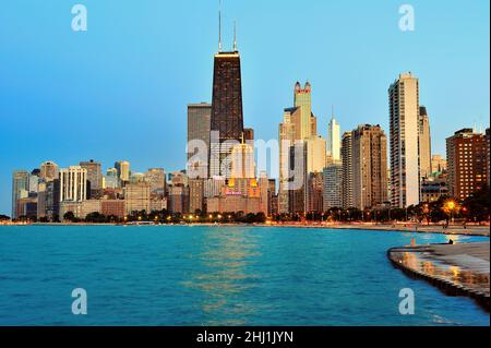 Chicago, Illinois, USA. Gebäude in der Skyline der Stadt, während sich die Nacht auf der Stadt niederlässt, während einige Gebäude das letzte Licht des Tages reflektieren. Stockfoto