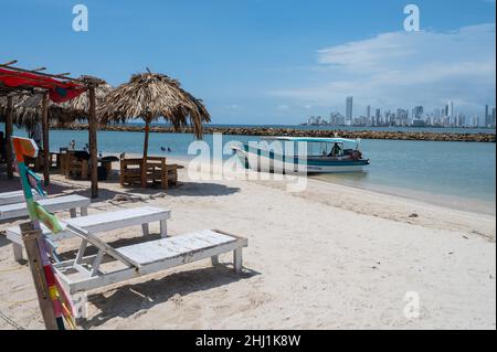 Isla Tierra Bomba ist eine kolumbianische Insel vor der Küste von Cartagena de Indias. Stockfoto