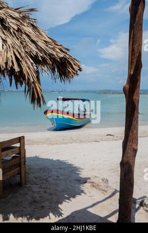 Isla Tierra Bomba ist eine kolumbianische Insel vor der Küste von Cartagena de Indias. Stockfoto