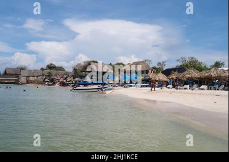 Isla Tierra Bomba ist eine kolumbianische Insel vor der Küste von Cartagena de Indias. Stockfoto