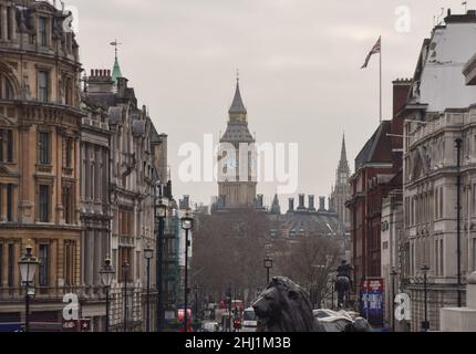 London, Großbritannien 26th. Januar 2022. Das Gerüst von Big Ben wird nach wie vor heruntergefahren, da die Renovierungsarbeiten bald abgeschlossen sind. Blick vom Trafalgar Square. Kredit: Vuk Valcic / Alamy Live Nachrichten Stockfoto