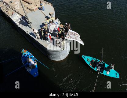 23. Januar 2022: Händler legen ihre Waren an Passagiere an Bord von Nilkreuzfahrtschiffen, während sie sich darauf vorbereiten, durch die Schleusen von Esna zu fahren, indem sie Gegenstände auf das Oberdeck werfen und Geld für Einkäufe zurückwerfen, Esna, Ägypten, 23. Januar 2022. (Bild: © Scott Coleman/ZUMA Press Wire) Stockfoto