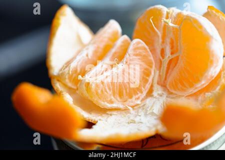 Geschält und in helle Mandarinen geschnitten Stockfoto