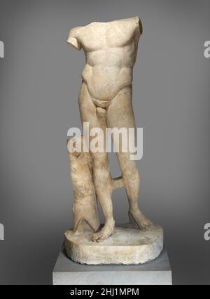 Marmorstatue des Diadoumenos (Jugendlicher, der ein Filet um seinen Kopf bindet) 1st–2nd Jahrhundert A.D. Kopie der Arbeit, die Polykleitos zugeschrieben wird Kopie einer griechischen Bronzestatue von ca. 430 v. Chr. von Polykleitos die Statue des Diadoumenos von Polykleitos war während der römischen Periode äußerst beliebt. Seine Schönheit und Berühmtheit werden dreimal in der antiken Literatur erwähnt, und über fünfundzwanzig Kopien von Marmor in voller Größe sind bekannt. Diese Kopie gehörte dem Marchese Vincenzo Giustiniani von Rom, der im ersten Drittel des siebzehnten Jahrhunderts eine der frühesten europäischen Sammlungen antiker Kunst bildete. Schol Stockfoto