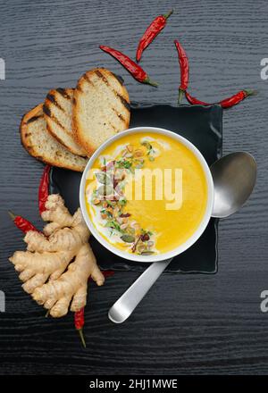 Würzige, gesunde Ingwer-Kürbis-Püree-Suppe Stockfoto