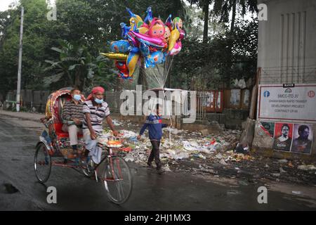 Dhaka, Bangladesch. 26th Januar 2022. Ein farbenfroher Ballonhändler geht auf die Straße, um einen Ballon zu verkaufen. (Bild: © Md. Rakibul Hasan/ZUMA Press Wire) Stockfoto