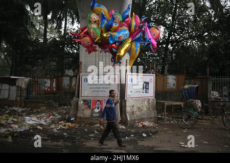 Dhaka, Bangladesch. 26th Januar 2022. Ein farbenfroher Ballonhändler geht auf die Straße, um einen Ballon zu verkaufen. (Bild: © Md. Rakibul Hasan/ZUMA Press Wire) Stockfoto