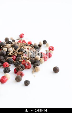 Bunte Mischung von Gewürzen isoliert auf weißem Hintergrund Stockfoto