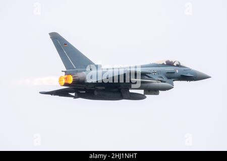 Wittmund, Deutschland. 26th Januar 2022. Ein Eurofighter Typhoon-Kämpfer der Luftwaffe hebt mit eingeschaltetem Nachbrenner vom Luftwaffenstützpunkt Wittmundhafen ab. Aufgrund einer umfassenden Sanierung des Flugstützpunktes in Wittmund, Ostfriesland, verlegt die Bundeswehr vorübergehend 19 Eurofighter von dort auf den Stützpunkt Laage südlich von Rostock in Mecklenburg-Vorpommern. Quelle: Hauke-Christian Dittrich/dpa/Alamy Live News Stockfoto