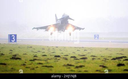 Wittmund, Deutschland. 26th Januar 2022. Ein Kampfflugzeug der Luftwaffe Eurofighter Typhoon hebt vom Luftwaffenstützpunkt Wittmundhafen ab. Aufgrund einer umfassenden Sanierung des Flugstützpunktes in Wittmund, Ostfriesland, verlegt die Bundeswehr vorübergehend 19 Eurofighter von dort auf den Stützpunkt Laage südlich von Rostock in Mecklenburg-Vorpommern. Quelle: Hauke-Christian Dittrich/dpa/Alamy Live News Stockfoto