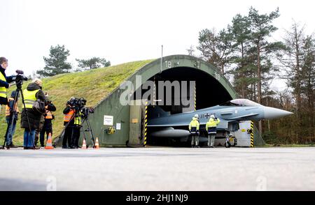 Wittmund, Deutschland. 26th Januar 2022. Ein Kampfflugzeug der Luftwaffe Eurofighter Typhoon wird aus einem Hangar auf dem Luftwaffenstützpunkt Wittmundhafen vertrieben. Aufgrund einer umfassenden Sanierung des Flugstützpunktes in Wittmund, Ostfriesland, verlegt die Bundeswehr vorübergehend 19 Eurofighter von dort auf den Stützpunkt Laage südlich von Rostock in Mecklenburg-Vorpommern. Quelle: Hauke-Christian Dittrich/dpa/Alamy Live News Stockfoto