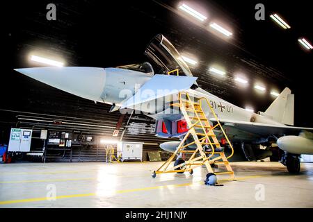 Wittmund, Deutschland. 26th Januar 2022. Ein Luftwaffe Eurofighter Typhoon Kampfflugzeug steht in einem Hangar auf dem Wittmundhafen Air Base. Aufgrund einer umfassenden Sanierung des Flugstützpunktes in Wittmund, Ostfriesland, verlegt die Bundeswehr vorübergehend 19 Eurofighter von dort auf den Stützpunkt Laage südlich von Rostock in Mecklenburg-Vorpommern. Quelle: Hauke-Christian Dittrich/dpa/Alamy Live News Stockfoto