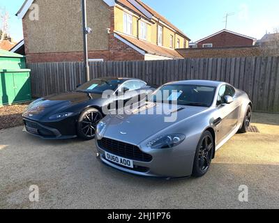 Aston Martin Vanquish zum Verkauf bei Newport Pagnell UK Sportwagen neues Preisschild teurer, elegant aussehender Wagen grau und blau geparkt Verkauf verkaufte Autos berühmt Stockfoto